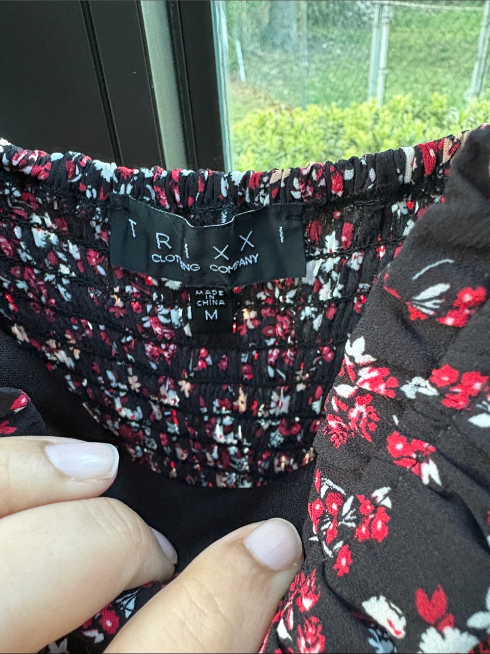 Floral Puff-Sleeve Tiered Mini Dress in Black and Red - Picture 4 of 6